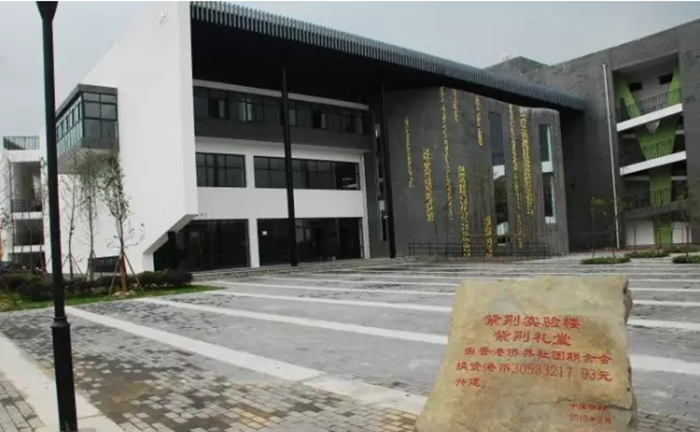 汶川地震十周年，百年家向全社会推荐用轻钢盖一所地震震不倒的学校